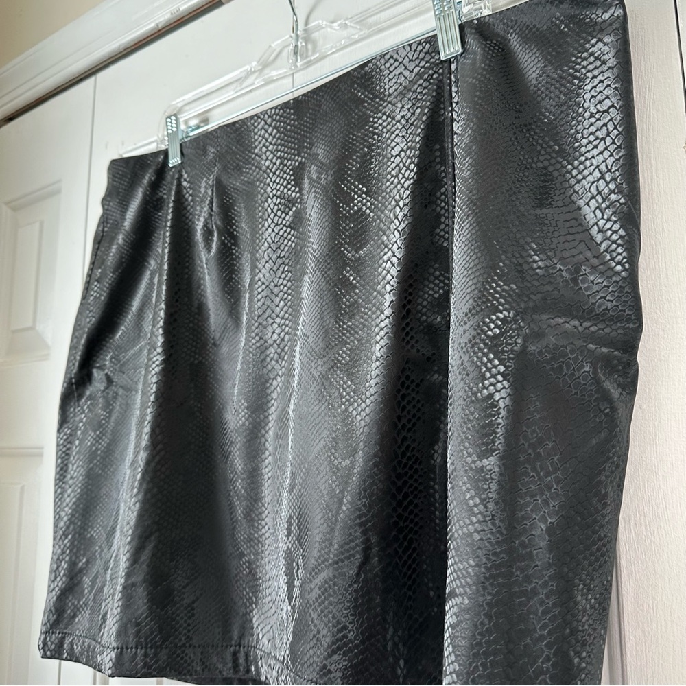 Juicy by Juicy Couture Black Snakeskin Stretch Mini Skirt 2X - Picture 4 of 10